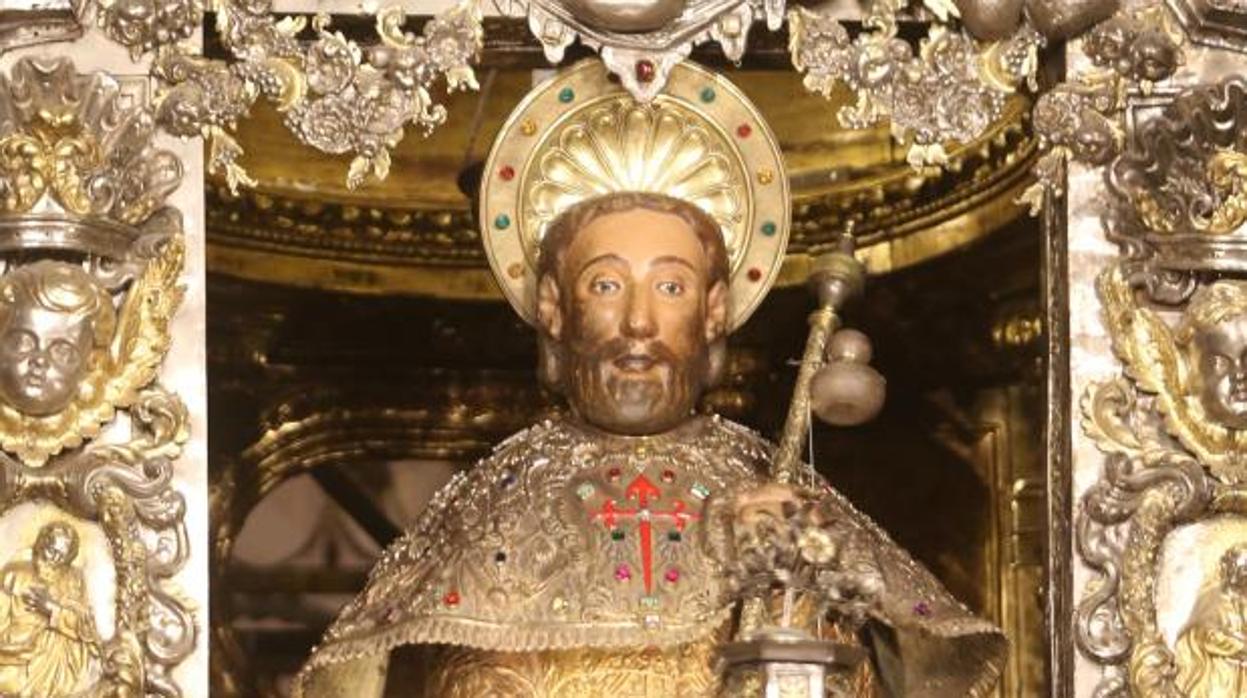 Reverenciar la estatua del apóstol sí, pero no abrazarla: la Catedral de Santiago actúa para evitar el coronavirus